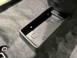 ティッシュ箱もぴったり収まるセンターフロアトレイ