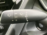 ワイパー操作と合わせて、ウォッシャー液噴射もコントロール。悪天候時でもクリアな視界を確保できます。