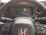 シンプルで操作し易い運転席周り!様々な情報をハンドルのボタンで簡単に確認できます♪