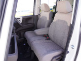【運転席・助手席】座り心地の良い運転席・助手席です。長時間のドライブの疲れ軽減に貢献します。どうぞ快適なドライブを。