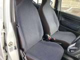 運転席もゆったり座ることができますよ☆