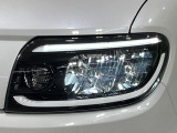 【LEDヘッドライト】悪天候や夜間走行時も良好な視界を確保し安心して運転できる高輝度LEDヘッドライトを装備!点灯速度が早く、消費電力も抑えられています。