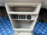 【ボックス】運転席と助手席の足元付近にある小物入れです!