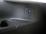 ■2列目2個、3列目2個のUSB電源ソケット設置されており後部座席に乗車された方も携帯電話の充電が出来て便利です。助手席側3列目にはスライドドア開閉ボタンがあります。