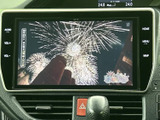停車時に映像を楽しめるTV画面。移動時間のエンターテイメントとして、ご家族で快適なひとときを過ごせるでしょう。