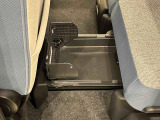 中敷きを立ち上げれば、倒れやすい荷物も安定して積める置きラクボックスが標準装備