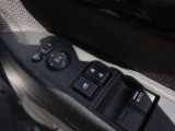 パワーウィンドウのスイッチですよ。運転席に居ながら窓を開け閉めのコントロールできます。