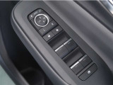 電動格納&ミラー角度調整機能付きです。