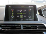 8インチタッチスクリーン。Apple CarPlay/AndroidAuto対応。
