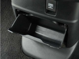◆センターロアボックス◆インパネ中央の下部には、ごみ箱としても使用する事ができるセンターロアボックスを装備しております。