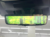 【スマートリヤビューミラー】後席の大きな荷物や同乗者で後方が確認しづらい時でも安心!カメラが撮影した車両後方の映像をルームミラー内に表示。クリアな視界で状況の確認が可能です!