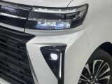 【LEDヘッドライト】悪天候や夜間走行時も良好な視界を確保し安心して運転できる高輝度LEDヘッドライトを装備!点灯速度が早く、消費電力も抑えられています。
