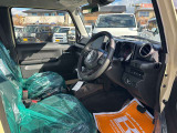 毎日過ごす運転席は要チェック。シートのへたり・擦れ、視界のイメージまで伝わる重要ポイント。