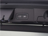 荷物を積み降ろしする際に役立つパワーテールゲートにはハンズフリー・オープニング/クロージング機構を採用しているので、リアバンパーの下で足を動かすだけで自動開閉できます。