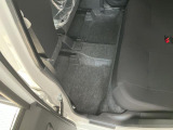 しっかりと汚れ、砂ぼこりを落とし足元まで清潔な車内空間を作り上げております♪