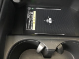 Qi対応のスマートフォンを置くだけで充電ができます。