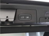 テールゲートには、スイッチ一つで開閉可能な電動開閉機能を装備。また、リアバンパーの下で足を動かすだけで開閉できる、ハンズフリー・オープニング/クロージング機構も搭載しています。