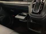 運転席・助手席どちらからもラクラクアクセス。ドリンクの置き場に困らない使う時だけ現れる【ドリンクホルダー】