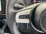 ステアリングにはクルーズコントロール操作、ディスプレイ操作など便利な機能を集中装備。