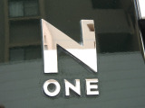 ☆ホンダの個性派軽自動車「N-ONE」の車名を示す専用エンブレムを装着。クラシックで親しみやすいデザインが、外観のアクセントになっています!