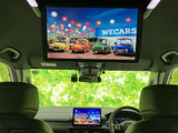 停車時に、映像コンテンツを鑑賞できます。後部座席の乗客も快適に過ごせる空間を実現します。