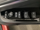電動格納式リモコンドアミラーと、パワーウィンドウスイッチ等は運転席ドアにあります。