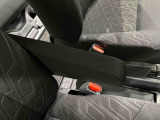 運転席には肘掛け用のフロントセンターアームレスト。