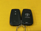 スマートキーはかばんやポケットに入れておけば、ドアのロックアンロックやエンジンの始動が可能!キーカバーに傷があります。