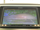 駐車時の後方確認をサポートするバックモニターを搭載。狭い場所や段差がある場所でも、安全に後退できます。