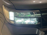 対象物が見やすく白く明るい光で夜間走行をサポートするフルLEDヘッドランプ(クリアランスランプ、マニュアルレベリング機能付き)を装備