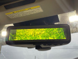 【スマートリヤビューミラー】後席の大きな荷物や同乗者で後方が確認しづらい時でも安心!カメラが撮影した車両後方の映像をルームミラー内に表示。クリアな視界で状況の確認が可能です!
