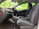 運転席周りの収納スペースも充実しており、小物を整理整頓できます。使い勝手の良さが、快適なドライブをサポートします。細部にまでこだわった設計です。