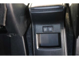 後部席へ乗車して携帯電話などを充電する時に前から配線を伸ばすとごちゃごちゃして邪魔になりがちですよね。そんな煩わしさを解消する後席側USBポート☆