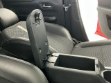 【フロントセンターアームレスト(ボックス付き)】運転席と助手席の間には、小物が収納できるボックス付のアームレストが装備!必要な物をぱっと取り出せて車内もスッキリです♪