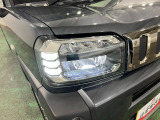 白く明るい光で夜間走行をサポートするLEDヘッドランプを搭載