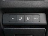 【メモリーシート】ドライバーごとに設定したシート位置を記憶して、ボタン一つで切り替えできる便利な機能。運転する方に合わせたシート位置となるので複数名が乗られるご家庭にオススメです。