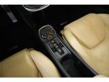 運転席まわりを機能的にまとめたセンターコンソール。各種操作系が手の届きやすい位置に配置され、スポーツカーらしいコックピット感を楽しめます。