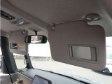 【バニティミラー】運転席、助手席共にサンバイザーにバニティミラーを装備。