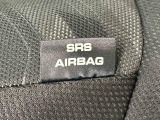 車両側方からの衝撃を緩和するSRSサイドエアバッグ(運転席/助手席)に加えて,SRSカーテンシールドエアバックも標準装備