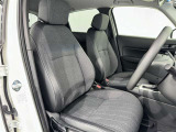 シックな色使いの運転席周りですね。すっきりとしたデザインで上品な色使いです。居心地の良い運転席、長く座ってられるリラックスできるデザインがいいですね。