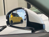 走行中、斜め後ろに車両の存在を検知するとその方向のドアミラー鏡面上にマークを点灯しお知らせします。