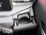 運転席のカップホルダーです。助手席側にもございます。
