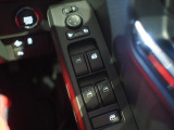 運転席ドアのパワーウィンドウスイッチと電動ドアミラーの調節スイッチです。