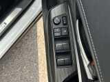 運転席扉内側部分です。【パワーウィンドウ】で窓の開け閉めもラクラクですね!
