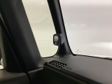 左(助手席側)のフロントピラーには、ピタ駐ミラーが付いていて、運転席から見えない左フロントタイヤ付近が目視で確認できます。