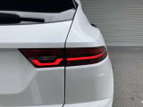 テールランプにもシグネチャーラインの入った多連装LEDコンビネーションランプを採用。LEDは一般電球やHIDに比べて応答速度が非常に速く被視認性も高いため後方からの追突リスク軽減にも大きく役立ちます。