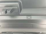 電動式トランク開閉のスイッチが装備されています。