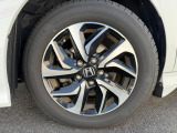 純正アルミホイールです。タイヤサイズは、205/60R16です。