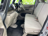 運転席側のドアを開けると、清潔感あふれる内装が見えます。細部まで丁寧に仕上げられた空間で、快適なドライブをお楽しみください。