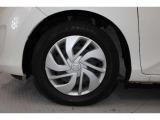 スチールホイールには車のデザインにマッチした純正のフルホイールカバーが装着しています。
